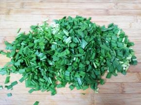 韭菜洗干净控一下水分切碎。