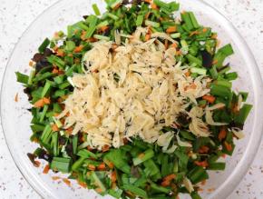 黑木耳切碎，和韭菜胡萝卜放在一起，加入熟油和虾皮（虾皮提前用温水清洗一下挤干水分）搅拌均匀。