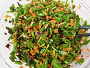 胡萝卜韭菜包子馅完成。