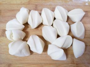 发酵好的面团揉光排气，搓成长条分成大小一致的小剂子。