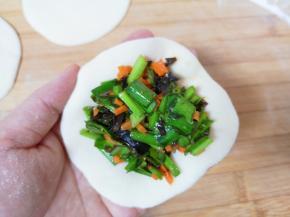 取一个包子皮拿在手上，放上足够多的包子馅。