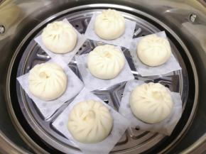 蒸锅内放水，篦子上铺上油纸，放上做好的包子生胚，盖上锅盖二次发酵10分钟左右，凉水上锅，上汽后大火蒸10分钟关火，焖5分钟左右出锅。