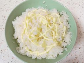 米饭里面加入沙拉酱搅拌均匀。