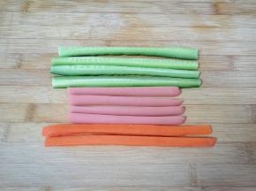 黄瓜和胡萝卜洗干净，火腿肠去掉外包装，分别切成条状，胡萝卜用开水烫一下。