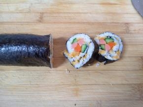 去掉寿司帘和保鲜膜，刀上面沾水切开。