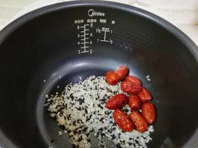 黑米、大米、高粱米和红枣淘洗干净放进电饭锅。