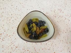 早上起来先把葡萄干用温水泡一下清洗干净。