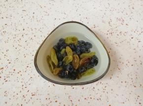 早上起来先把葡萄干用温水泡一下清洗干净。