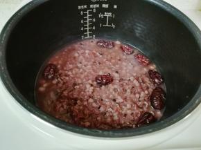 打开电饭锅，香喷喷的红枣黑米粥已经好了。