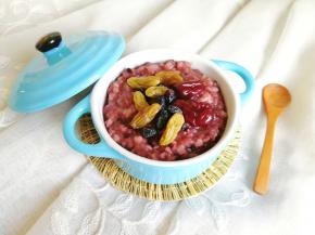 盛在小碗里，撒上葡萄干。