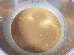 豆渣晾至温热，加入红糖和发酵粉混合均匀。