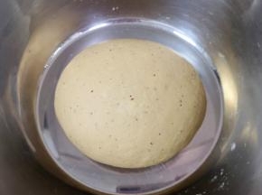 加入中筋面粉，先用筷子挑拌成絮状，再揉成光滑的面团，盖上保鲜膜发酵至两倍大。