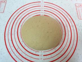 发酵好的面团揉光排气。