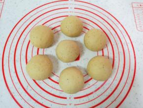 将小剂子揉光滚圆。