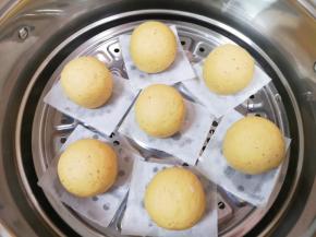 蒸锅内放水，篦子上铺上油纸，放上做好的馒头生胚，盖上锅盖二次发酵10分钟左右，凉水上锅，上汽后转中火蒸20分钟关火，焖5分钟左右出锅。