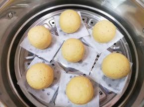 蒸锅内放水，篦子上铺上油纸，放上做好的馒头生胚，盖上锅盖二次发酵10分钟左右，凉水上锅，上汽后转中火蒸20分钟关火，焖5分钟左右出锅。