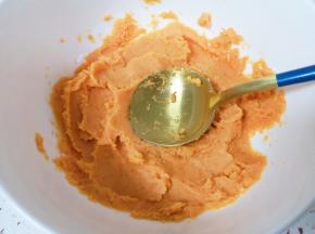 红薯蒸熟，用勺子压成红薯泥。