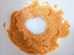 趁热加入糖搅拌均匀。