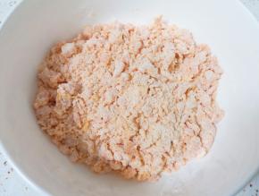 先用手搓成颗粒状。