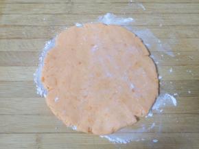 将面团擀成0.8厘米左右厚度的面片。