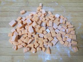 切成小丁，用保鲜膜盖起来。