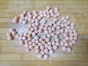 一个个搓成小圆子，滚上干糯米粉，防止粘连。