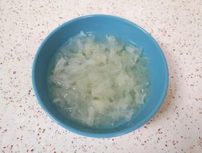 干银耳提前泡发。