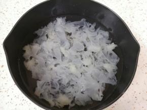 洗干净撕碎放入锅里，加入纯净水。