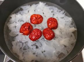 放入洗干净的红枣烧开，转小火煮20分钟。