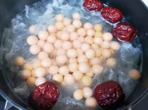 下入小圆子烧开，继续小火煮10分钟左右。