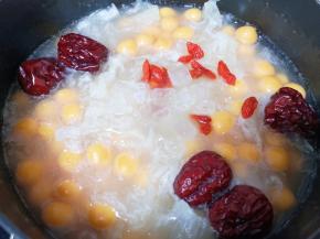 银耳出胶，汤汁变的浓稠就可以了，下入冰糖和枸杞，煮至冰糖融化关火。