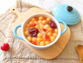 将银耳小圆子盛出。