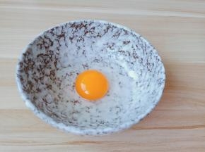 碗里打一个鸡蛋。