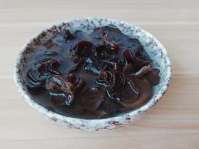 黑木耳温水泡发半小时。