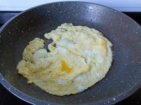 锅里加一点点油放入鸡蛋液。