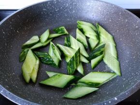 再加一点点油放黄瓜翻炒一下。
