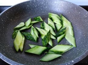 再加一点点油放黄瓜翻炒一下。