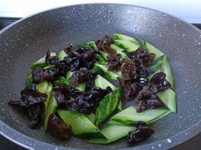 加入黑木耳翻炒。
