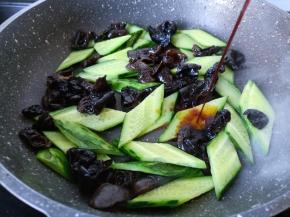 加一点点生抽。