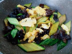 把调料翻炒均匀即可关火。