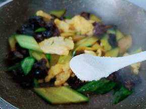 加一点盐调味。