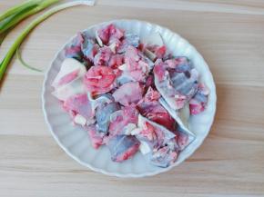 把甲鱼清洗干净剁成大块。