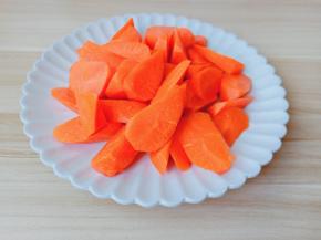 胡萝卜削皮切成菱形状。