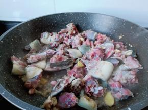 放入甲鱼翻炒2分钟。