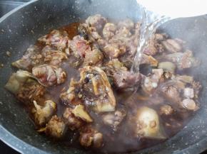 加适量的清水炖煮甲鱼。