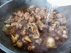 加适量的清水炖煮甲鱼。