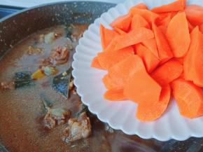 加入胡萝卜块。