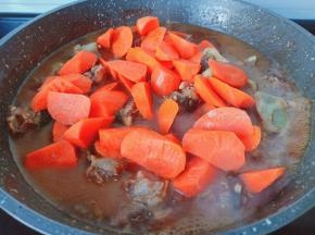 加入胡萝卜后再炖煮半小时。