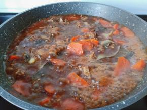 汤汁炖煮的差不多时加一点盐调味。