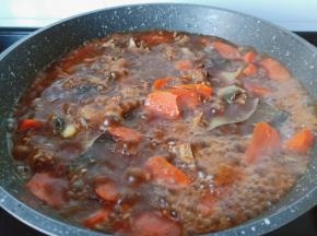 汤汁炖煮的差不多时加一点盐调味。